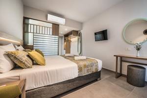 Adele Beach Hotel Zimmer mit Bett, Dekor und Möbeln