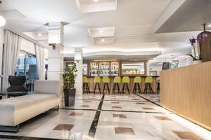 Lobby des Adele Beach Hotels mit Bar und Möbeln