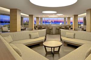 Innenansicht der Lobby des NYX Ibiza Hotels mit modernen Möbeln und Glaswänden.