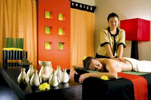 Massage-Behandlung im Mövenpick Resort & Spa El Gouna mit einer Therapeutin und einem schlafenden Mann.