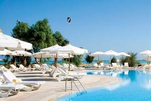 Außenpool des Mövenpick Resort & Spa El Gouna mit Sonnenliegen und Sonnenschirmen