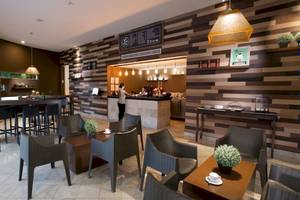 Cafeteriabereich des Grand Sirenis Riviera Maya Resorts mit Holzwand und Personal