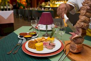 Ein Gericht wird im Grand Sirenis Riviera Maya Resort & Spa serviert, mit Steaks, Mais und Beilagen auf einem Teller.