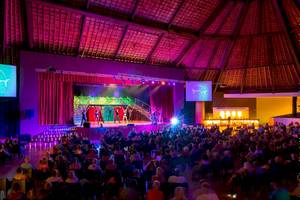 Eine Show im Grand Sirenis Riviera Maya Resort & Spa mit einer Bühne und vielen Zuschauern.
