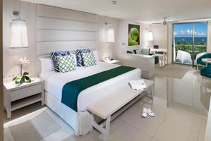 Innenansicht der Suite im Grand Sirenis Riviera Maya Resort & Spa mit Blick auf den Ozean.