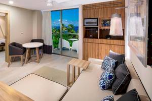 Innenansicht einer Suite im Grand Sirenis Riviera Maya Resort & Spa mit Blick auf das Meer.