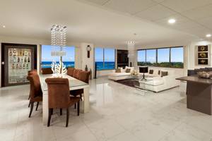 Innenbereich des Grand Sirenis Riviera Maya Resort & Spa mit Esstisch, Wohnzimmer und Meerblick