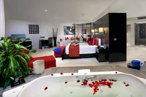 Schlafzimmer im Grand Sirenis Riviera Maya Resort mit Kingsize-Bett, Whirlpool und Badezimmer