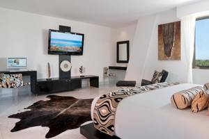 Schlafzimmer im Grand Sirenis Riviera Maya Resort & Spa mit Fernseher, Schreibtisch, Bett und Fenster
