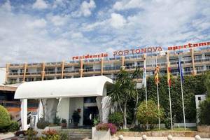 Außenansicht des Roc Barlovento Hotels mit rotem Schriftzug und Flaggen vor dem Gebäude.