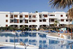 Außenbereich des Roc Barlovento Hotels mit Swimmingpool und Sonnenliegen.