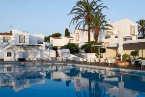 Außenbereich des Roc Barlovento Hotels mit Swimmingpool, weißen Gebäuden und Palmen