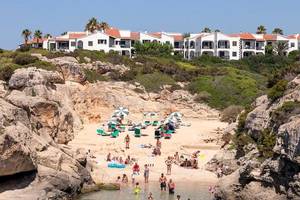 Aussicht auf das Roc Barlovento Hotel mit vielen Gästen auf dem Strand