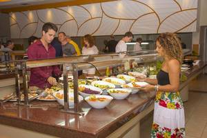 Besucher am Buffet des Roc Barlovento Hotels, verschiedene Gerichte in weißen Schüsseln.
