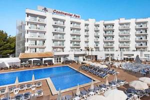Außenansicht des Roc Barlovento Continental Park Hotels mit Swimmingpool und Sonnenliegen.