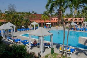 Außenbereich des Roc Barlovento Hotels mit Swimmingpool und Sonnenliegen