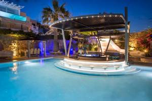 Der Außenpool des Kivotos Mykonos Hotels bei Nacht mit Beleuchtung und Whirlpool