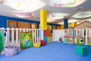Kinderspielbereich im Roca Nivaria Gran Hotel mit bunten Wänden, Spielzeug und weichen Böden.
