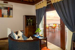Hotelzimmer mit gemütlichem Sofa, offenem Balkon und Meerblick, Sun Siyam Olhuveli