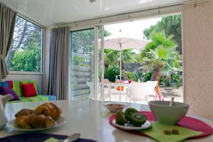 Frühstücksbereich im Belambra Clubs Pineto Hotel mit Blick auf eine Terrasse und Garten.