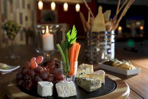 Holzplatte mit Käse, Obst und Gemüse im La Pirogue Mauritius.