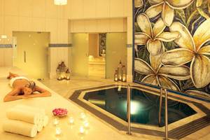 Spa-Bereich im Hotel La Pirogue Mauritius mit einem Mann und einer Frau, die sich entspannen.
