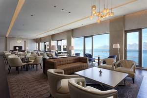 Innenansicht des Akra Hotels Restaurant mit Blick auf das Meer und die Berge