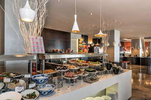 Buffet-Tisch im Akra Hotel mit verschiedenen Gerichten und Dekoration.