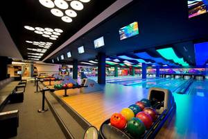 Bowlinghalle im Akra Hotel mit leuchtenden Farben und Bowlingbahnen.