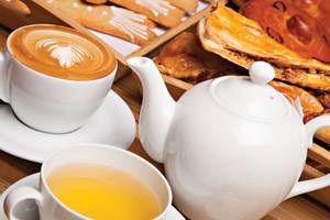 Frühstücksbuffet im Kristall Tat Strand Golf Resort & Spa mit Kaffee, Tee und Gebäck.