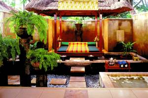 Loungebereich des Nusa Dua Beach Hotel & Spa mit Überdachtem Bett und Pflanzen