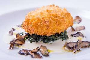 Knuspriges Kalbsschnitzel auf Spinat mit Pilzen im Dusit Thani Laguna Phuket