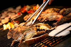 Grill mit Krebsen und anderem Essen im Dusit Thani Laguna Phuket