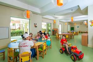 Kinderzimmer im Xanadu Island Bodrum Hotel mit Spielzeug und bunten Möbeln.