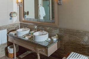 Badezimmer mit Doppelwaschbecken im Xanadu Island Bodrum Hotel.