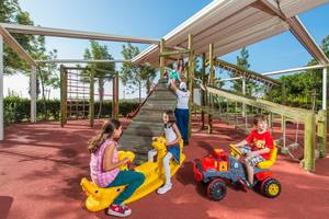 Kinder spielen auf dem Spielplatz im Xanadu Island Bodrum Hotel, mit Rutsche und Klettergerüst.