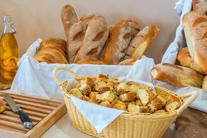 Brotkorb und verschiedene Brotsorten auf einem Tisch im Themis Beach Hotel.