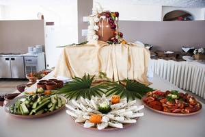 Buffet-Tisch im Themis Beach Hotel mit verschiedenen Gerichten.