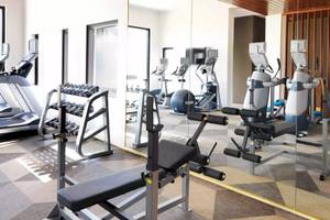 Fitnesscenter im Al Baleed Resort Salalah von Anantara mit Laufbändern und Kraftgeräten