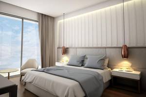 Schlafzimmer im NissiBlu Beach Resort mit einem großen Bett und einem Fenster mit Aussicht auf den Himmel.