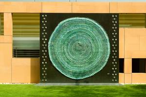 Außenansicht des Swissotel Buyuk Efes Izmir mit großem grünem Mosaikkunstwerk.