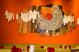 Ein abstraktes Wandkunstwerk im Restaurant des Swissotel Buyuk Efes Izmir.