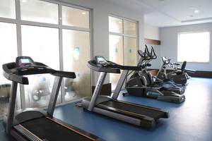 Fitnesscenter mit Laufbändern und Crosstrainern im Adalya Ocean Deluxe Hotel.