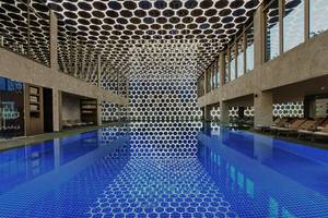 Innenpool im Maxx Royal Kemer Resort mit blauer Fliesendecke und geometrischem Muster.