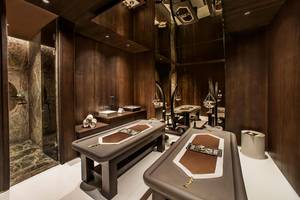 Spa-Behandlungsraum im Maxx Royal Kemer Resort mit zwei Behandlungstischen und einer Regendusche.