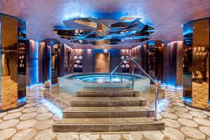 Jacuzzi-Bereich im Maxx Royal Kemer Resort mit Marmorboden und blauen Beleuchtungselementen.