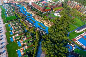 Luftaufnahme des Maxx Royal Kemer Resorts mit Pools, Gebäuden und Gärten.