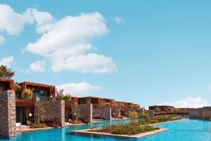 Außenbereich des Maxx Royal Kemer Resorts mit großem Pool und modernen Gebäuden.