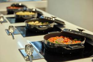 Kochplatten im Restaurant des Maxx Royal Kemer Resorts, mit vorbereiteten Speisen