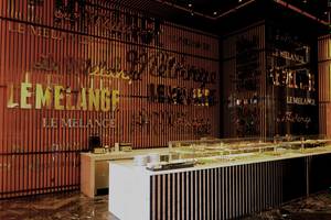 Innenansicht des Le Melange Cafés im Maxx Royal Kemer Resort mit dekorierten Wänden und einer Theke voller Desserts.